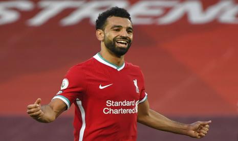 Striker Liverpool, Mohamed Salah, merayakan golnya usai menjebol gawang Leeds United di laga pekan pertama Liga Primer Inggris di Stadion Anfield, Liverpool, Sabtu (12/9).