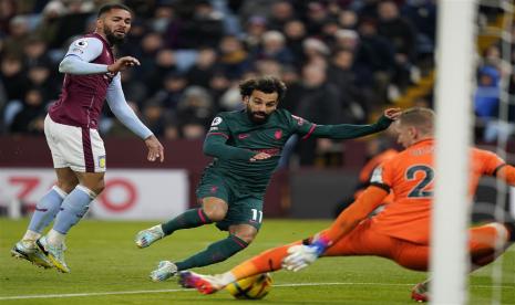 Striker Liverpool Mohamed Salah (tengah) beraksi ketika hendak menjebol gawang Aston Villa pada lanjutan Liga Primer Inggris 2022/2023 di Villa Park, Selasa (27/12/2022). Salah mencetak gol dalam laga tersebut.