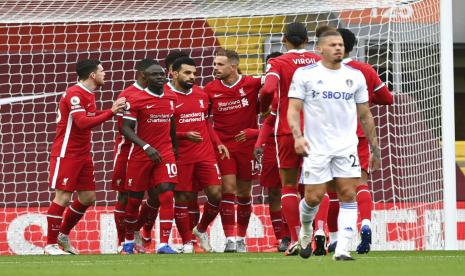 Striker Liverpool, Mohamed Salah (tiga kiri), merayakan golnya bersama rekan setim saat menghadapi Leeds United di laga pekan pertama Liga Primer Inggris di Stadion Anfield, Liverpool, Sabtu (12/9).