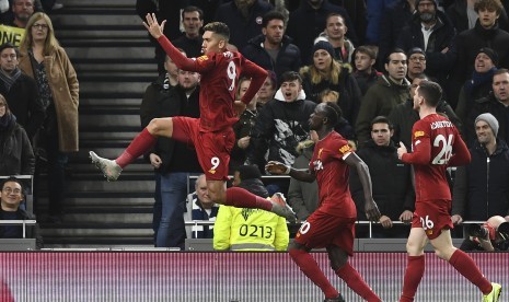 Striker Liverpool Roberto Firmino merayakan gol ke gawang Tottenham Hotspur dalam lanjutan Liga Primer Inggris, Ahad (12/1) dini hari WIB. Dalam laga itu Liverpool unggul 1-0 atas Spurs.