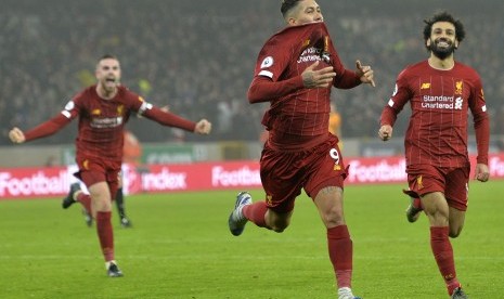  Striker Liverpool Roberto Firmino (tengah) merayakan gol ke gawang Wolves bersama rekan setimnya, Mohamed Salah (kanan) dan Jordan Henderson (kiri) dalam lanjutan laga Liga Primer Inggris, Jumat (24/1) pagi WIB. Dalam pertandingan di Stadion Molineux itu, Liverpool unggul 2-1 atas tuan rumah.