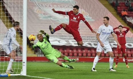 Striker Liverpool Roberto Firmino (tiga dari kiri) beraksi kontra Leicester City dalam laga lanjutan Liga Primer Inggris, Senin (23/11) dini hari WIB.