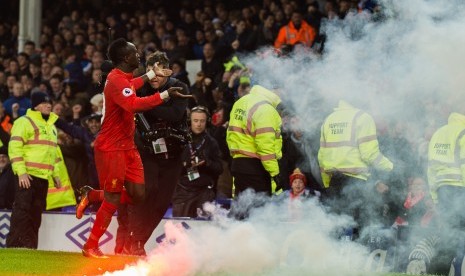 Striker Liverpool, Sadio Mane saat mencetak gol kemenangan Liverpool atas Everton di Goodison Park, pada Selasa (20/12) dini hari WIB.