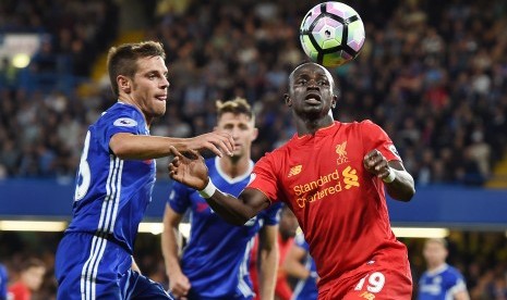  Striker Liverpool, Sadio Mane (kanan) berebut bola dengan bek Chelsea, Cesar Azpilicueta pada laga Liga Primer di Stamford Bridge, 16 September 2016. Kedua tim akan kembali bertemu Rabu (1/2) dini hari WIB.