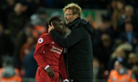 Striker Liverpool, Sadio Mane (kiri) dan pelatih, Juergen Klopp.