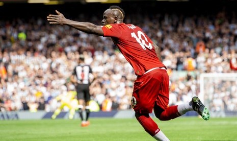 Striker Liverpool, Sadio Mane, merayakan golnya ke gawang Newcastle United dalam laga Liga Primer Inggris di Stadion Anfield, Liverpool, Sabtu (14/9). 