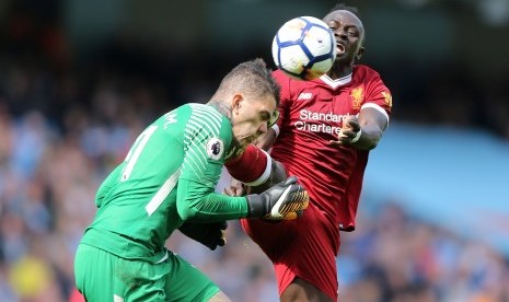  Striker Liverpool, Sadio Mane saat menerjang kiper Manchester City, Ederson Moraes pada laga Liga Primer di Stadion Etihad, Sabtu (9/9).