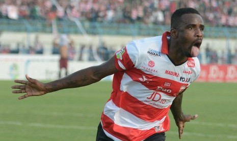 Striker Madura United, Greg Nwokolo. Greg Nwokolo masih membutuhkan waktu untuk bisa kembali merumput bersama timnya.