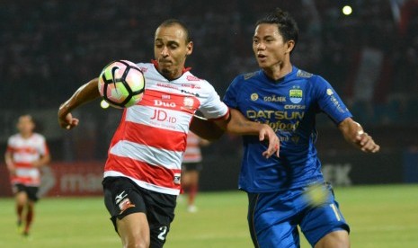 Striker Madura United (MU) Peter Osaze Odemwingie (kiri).