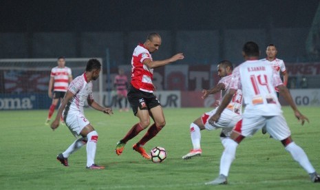 Striker Madura United, Peter Odemiwingie (tengah) pada laga Liga 1 lawan Persipura Jayapura, belum lama ini.