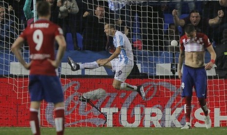 Striker Malaga Charles Dias (tengah) merayakan golnya ke gawang Atletico Madrid.