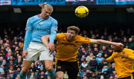 Striker Manchester City Erling Haaland (kiri) menyundul bola untuk mencetak gol bagi timnya saat melawan Wolverhampton Wanderes di Stadion Etihad, dalam lanjutan Liga Primer Inggris, Ahad (21/1/2023).