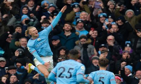 Striker Manchester City Erling Haaland melakukan selebrasi setelah mencetak gol ke gawang Wolverhampton Wanderes di Stadion Etihad, Ahad (21/1/2023).