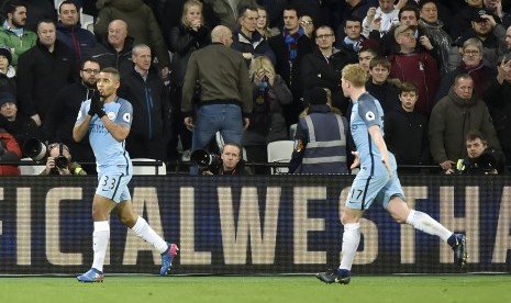 Striker Manchester City, Gabriel Jesus (kiri) merayakan golnya ke gawang West Ham United bersama Kevin De Bruyne, pada laga Liga Primer di stadion London, Kamis (2/2) dini hari WIB. City menang telak 4-0.