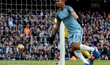 Striker Manchester City, Gabriel Jesus merayakan golnya ke gawang Swansea City pada laga Liga Primer di stadion Etihad, Ahad (5/2). City menang 2-1 pada laga ini.