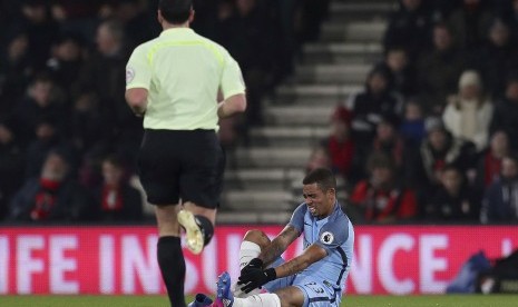 Striker Manchester City, Gabriel Jesus terduduk cedera pada laga Liga Primer lawan Bournemouth di stadion Vitaly, Selasa (14/2) dini hari WIB. Jesus mengalami retak tulang metatarsal.