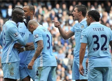 Striker Manchester City, Mario Balotelli (kiri), terlibat adu mulut dengan Aleksandar Kolarov saat laga Liga Primer Inggris lawan Sunderland di Stadion Etihad, Manchester, Sabtu (31/3). 