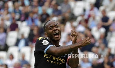 Striker Manchester City Raheem Sterling merayakan gol pada laga liga Inggris antara  West Ham United  melawan Manchester City  di London Stadium, London, Ahad (11/8) waktu setempat.