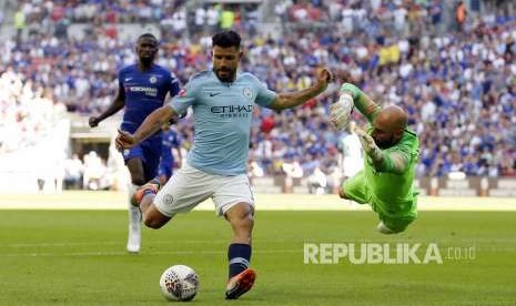 Striker Manchester City Sergio Aguero berusaha melewati mencetak gol ke gawang Chelsea dalam pertandingan Community Shield di Stadion Wembley, London.