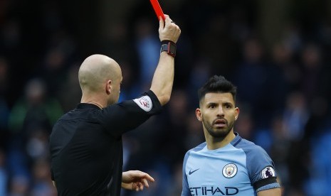 Striker Manchester City, Sergio Aguero (kanan) saat mendapatkan kartu merah pada laga Liga Primer lawan Chelsea di stadion Etihad, Sabtu (3/12). Setelah menjalani sanksi empat laga, Aguero malam ini kembali bermain melawan Liverpool.