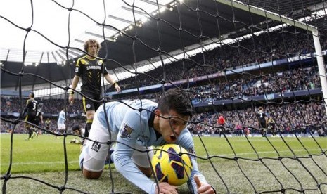 Striker Manchester City, Sergio Aguero, melakukan selebrasi saat menghadapi Chelsea di laga Liga Primer Inggris di Etihad, Manchester, akhir Februari. 