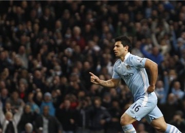 Striker Manchester City, Sergio Aguero, melakukan selebrasi usa membobol gawang Chelsea di laga Liga Primer Inggris di Stadion Etihad, Manchester, Rabu (21/3). 