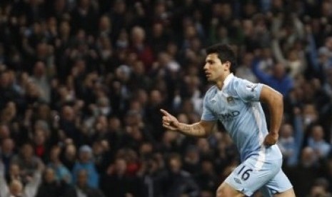 Striker Manchester City, Sergio Aguero, melakukan selebrasi usa membobol gawang Chelsea di laga Liga Primer Inggris di Stadion Etihad, Manchester, Rabu (21/3). 