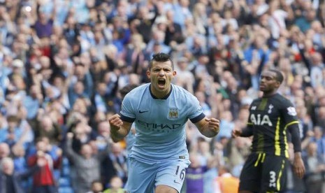 Striker Manchester City, Sergio Aguero, melepaskan kegembiraannya usai menjebol gawang Tottenham Hotspur dalam laga Liga Primer Inggris di Stadion Etihad, Manchester, Sabtu (18/10). 