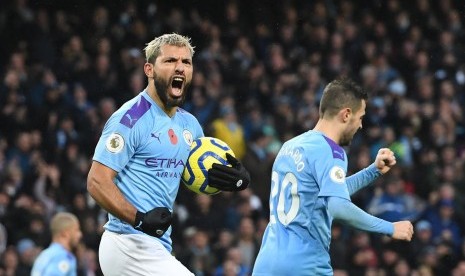 Striker Manchester City, Sergio Aguero merayakan gol ke gawang Southampton pada laga Liga Primer, Sabtu (2/11).