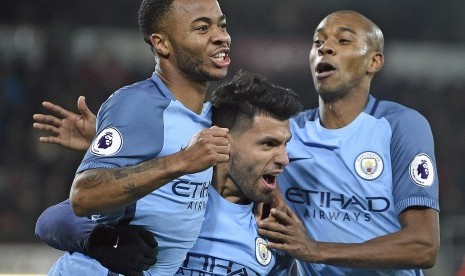 Striker Manchester City, Sergio Aguero (tengah) merayakan golnya ke gawang Bournemouth bersama rekan setim pada laga Liga Primer di Dean Court, Selasa (14/2) dini hari WIB. City menang 2-0 pada laga ini.