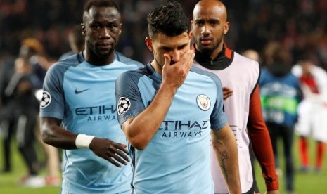 Striker Manchester City Sergio Aguero (tengah) terlihat kecewa seusai timnya tersingkir dari Liga Champions.