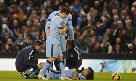 Striker Manchester City, Sergio Aguero, tergeletak di lapangan saat menghadapi Everton dalam laga Liga Primer Inggris di Stadion Etihad, Manchester, Sabtu (6/12). 