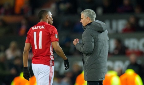 Striker Manchester United, Anthony Martial (kiri) dan pelatih Jose Mourinho.