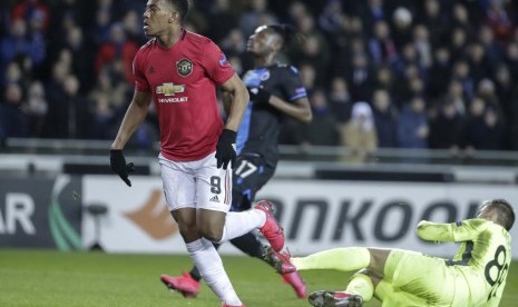 Striker Manchester United, Anthony Martial (kiri) mencetak gol ke gawang Club Brugge pada laga Liga Europa. Martial kembali menjadi andalan saat MU meladeni Watford di Liga Inggris.