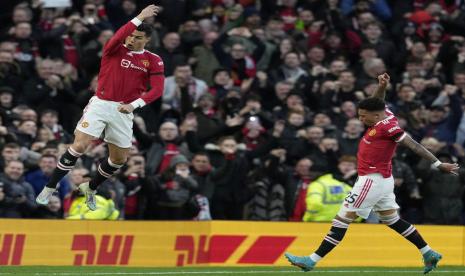 Striker Manchester United, Cristiano Ronaldo (kiri) merayakan gol yang dicetaknya pada laga Liga Primer Inggris melawan Tottenham Hotspur di Old Trafford, Ahad (13/3/20220 dini hari WIB. United menang 3-2, Ronaldo cetak hattrick..