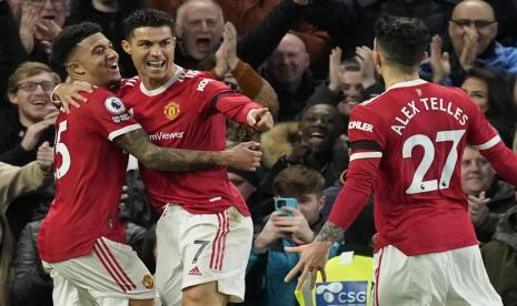 Striker Manchester United, Cristiano Ronaldo (tengah) merayakan gol ke gawang Tottenham Hotspur bersama rekannya pada laga lanjutan Liga Primer Inggris di Old Trafford, Ahad (13/3/20220 dini hari WIB. Ronaldo mencetak dua gol pada babak pertama.