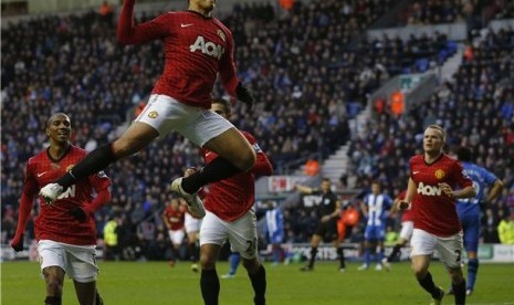 Striker Manchester United, Javier Hernandez (dua kiri), melakukan selebrasi usai mencetak gol dalam laga lawan Wigan Athletic di laga Liga Inggris di DW Stadium, Wigan, awal Januari 2013. 