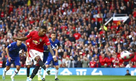 Striker Manchester United, Marcus Rashford mengeksekusi penalti pada laga Liga Primer Inggris melawan Chelsea di Old Trafford, Ahad (11/8).