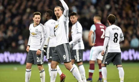 Striker Manchester United, Zlatan Ibrahimovic merayakan golnya ke gawang West Ham United pada laga Liga Primer di stadion London, Selasa (3/1) dini hari WIB. United menang 2-0 pada laga ini.