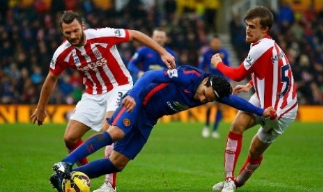 Striker Manchester United Radamel Falcao dijaga oleh dua pemain Stoke City dalam lanjutan Liga Primer Inggris, Kamis (1/1).