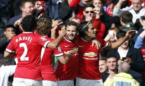 Striker Manchester United, Radamel Falcao (kanan), melakukan selebrasi bersama rekan setimnya usai menjebol gawang Everton dalam laga Liga Primer Inggris di Old Trafford, Manchester, Ahad (5/10). 