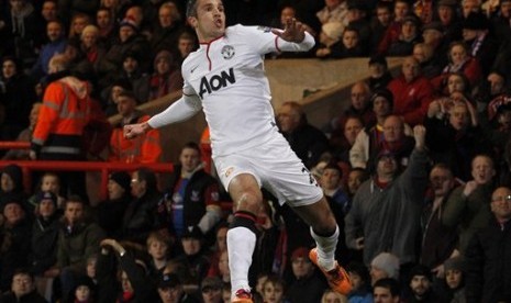 Striker Manchester United, Robin Van Persie, melakukan selebrasi golnya ke gawang Crystal Palace.