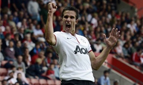 Striker Manchester United, Robin van Persie, meluapkan emosinya usai mencetak hattrick saat menghadapi Southampton di laga Liga Inggris di Stadion Saint Mary, Southampton, Ahad (2/9). 