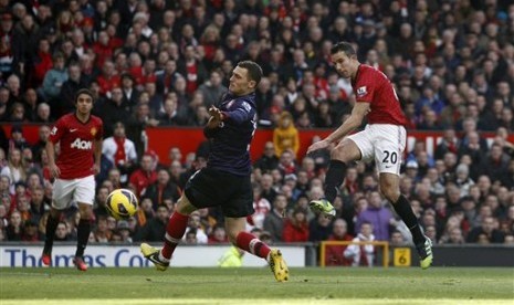 Striker Manchester United, Robin Van Persie, saat mencetak gol ke gawang mantan klubnya, Arsenal, pada lanjutan Liga Primer Inggris di Old Trafford, Sabtu (3/11).