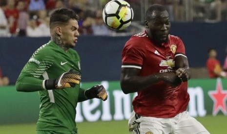 Striker Manchester United, Romelu Lukaku (kanan) berebut bola dengan kiper Manchester City, Moraes Ederson, dalam Liga Primer Inggris.