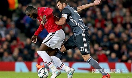 Striker Manchester United Romelu Lukaku (kiri) ditempel ketat bek Benfica Jardel (kanan) pada pertandingan Grup A UEFA Campions League di Stadion Old Trafford .