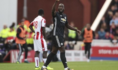 Striker Manchester United, Romelu Lukaku merayakan gol ke gawang Stoke City pada laga Liga Primer Inggris di Stadion Bet365, Ahad (10/9) dini hari WIB. Laga berakhir imbang 2-2.