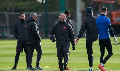 Striker Manchester United, Wayne Rooney dalam suatu sesi latihan jelang laga Liga Europa.