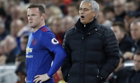 Striker Manchester United, Wayne Rooney (kiri) siap dimasukkan ke lapangan oleh Jose Mourinho saat laga Liga Primer melawan Liverpool, Selasa (18/10). Rooney diragukan tampil pada laga lawan Chelsea malam ini.