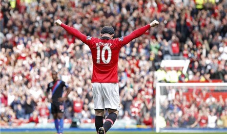 Striker Manchester United, Wayne Rooney, melakukan selebrasi usai menjebol gawang Crystal Palace di laga Liga Primer Inggris di Stadion Old Trafford, Manchester, Sabtu (14/9). 